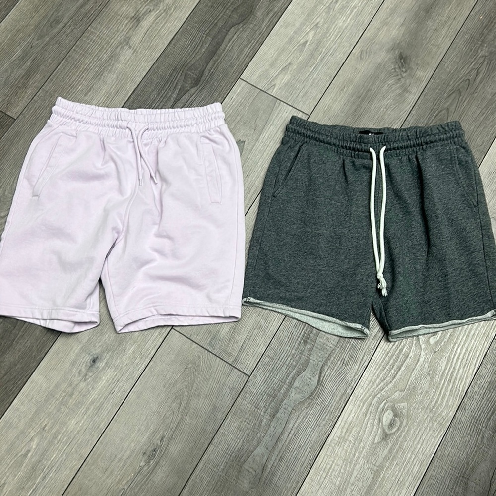 H&M bundle of men’s shorts. Excellent condition. Other colors available too